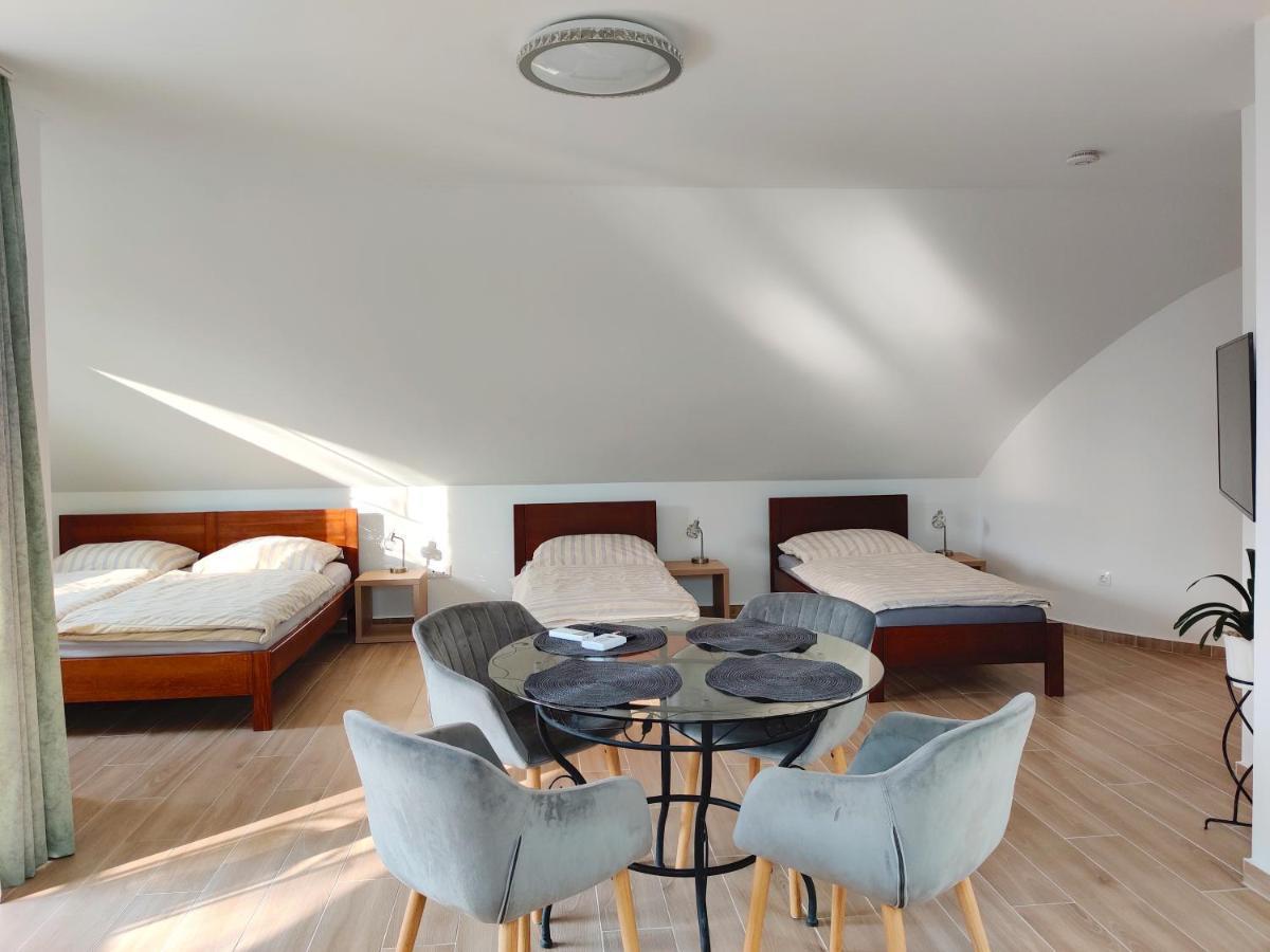 Dali Apartment سنتيندري المظهر الخارجي الصورة